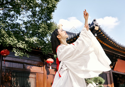 复古左边框框角神明少女角楼前仰望天空背景