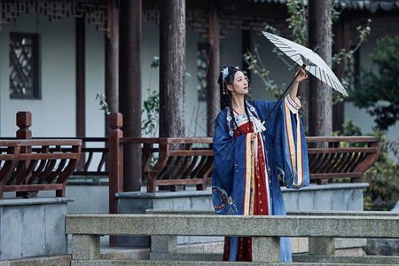 国风复古浪花河畔长廊撑伞的古风美女背景