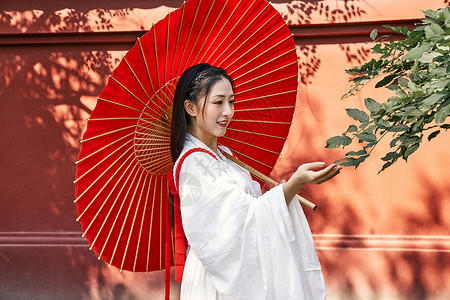 拿伞的少女优雅撑着伞的古风气质神明少女背景