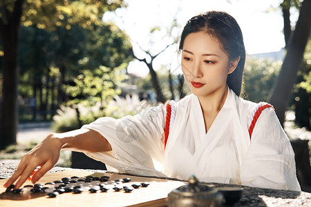 优雅和服少女户外下围棋背景图片