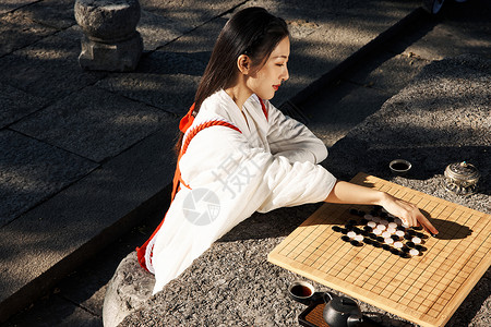 户外下棋的古风气质少女背景图片