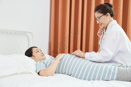 妇产科医生为孕妇检查胎儿健康图片