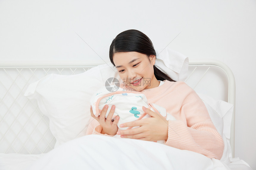 产后母亲妈妈抱着婴儿宝宝图片