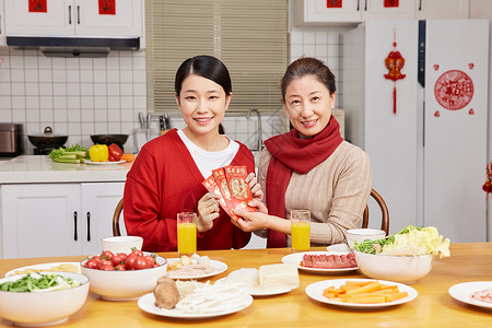 母女新年居家准备年夜饭过新年母女春节居家过年展示红包背景