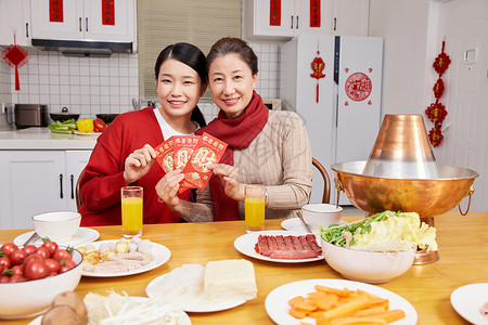 母女春节居家过年展示红包背景图片