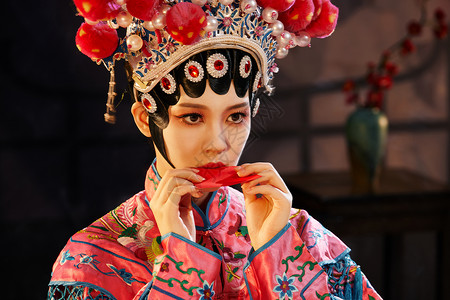 国粹戏曲京剧美女对镜使用口红纸高清图片