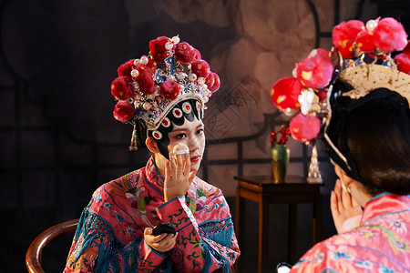 国粹戏曲京剧美女对镜使用粉底高清图片