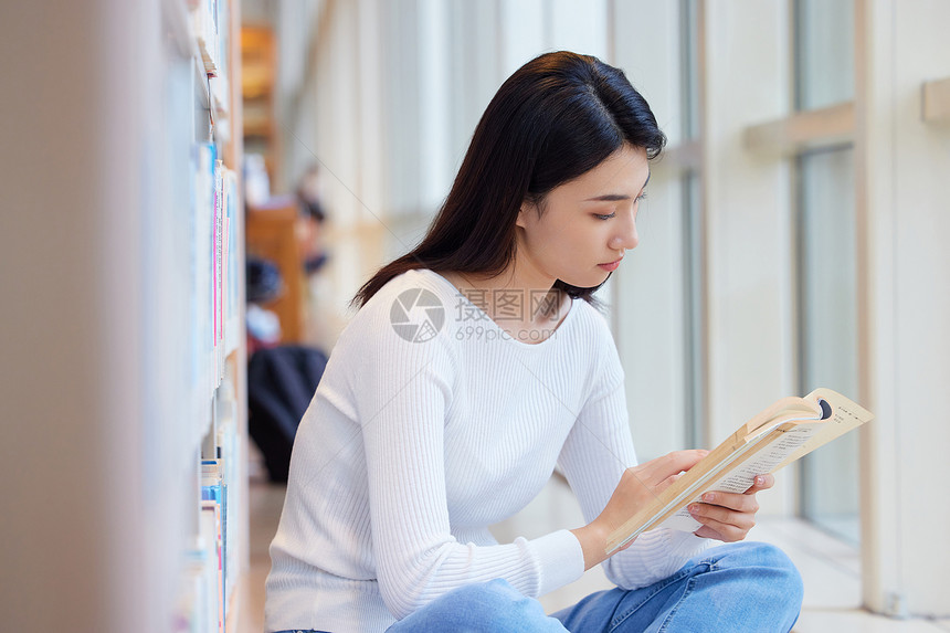 图书馆看书学习的年轻女性图片