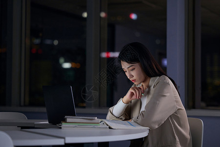 女大学生深夜自习室学习备考图片