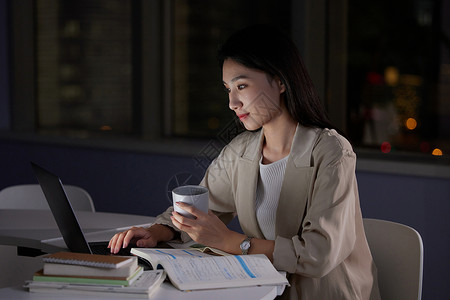 女学生深夜学习喝咖啡图片