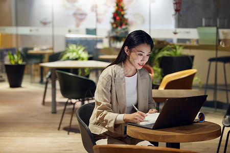 在上网的人女白领深夜在咖啡店加班办公背景