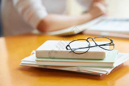 高考书本对话框书本上的眼镜特写背景