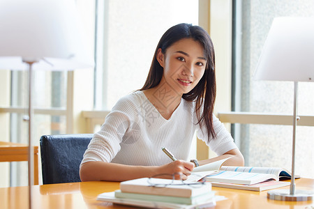 女孩在看书备考女大学生在自习室学习形象背景