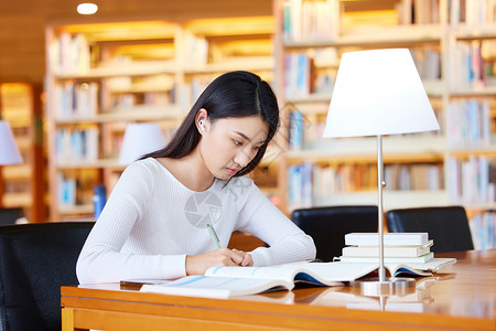 青年女学生图书馆自习背景图片