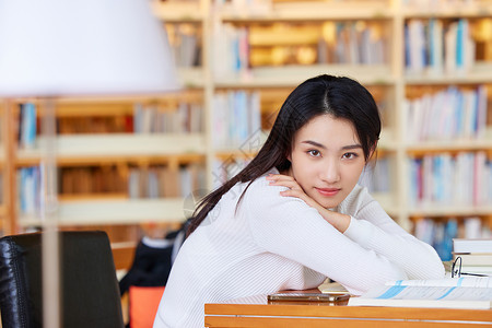 图书馆自习休息的女大学生背景图片
