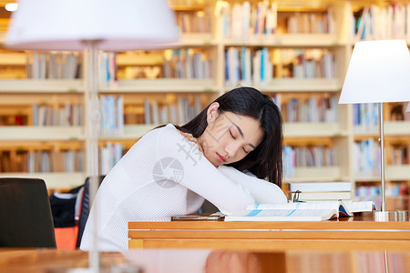 青年女学生图书馆休息图片