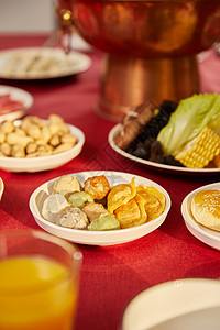 红色桌布上的年夜饭美食俯视背景图片