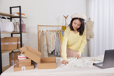 打包好的衣服美女卖家包装产品背景