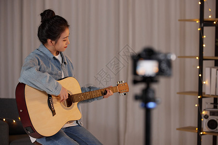 美女主播直播吉他弹唱声乐教学图片