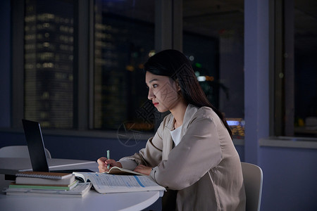 通宵学习女学生深夜自习室学习备考背景