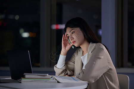 女学生熬夜备考压力大高清图片