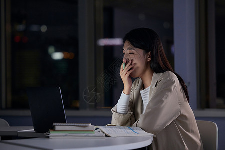 青年女性熬夜复习备考打瞌睡图片