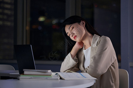 压力与努力女大学生熬夜备考压力大背景