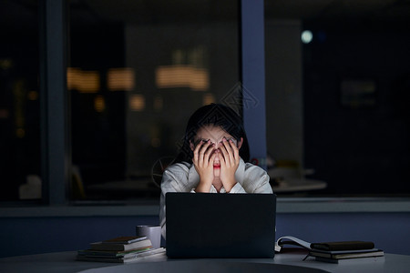 电脑间女学生熬夜备考压力大背景