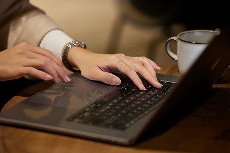 在上网的人女白领深夜在咖啡店加班办公特写背景