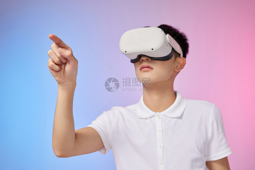 年轻男性vr虚拟现实技术点触动作图片