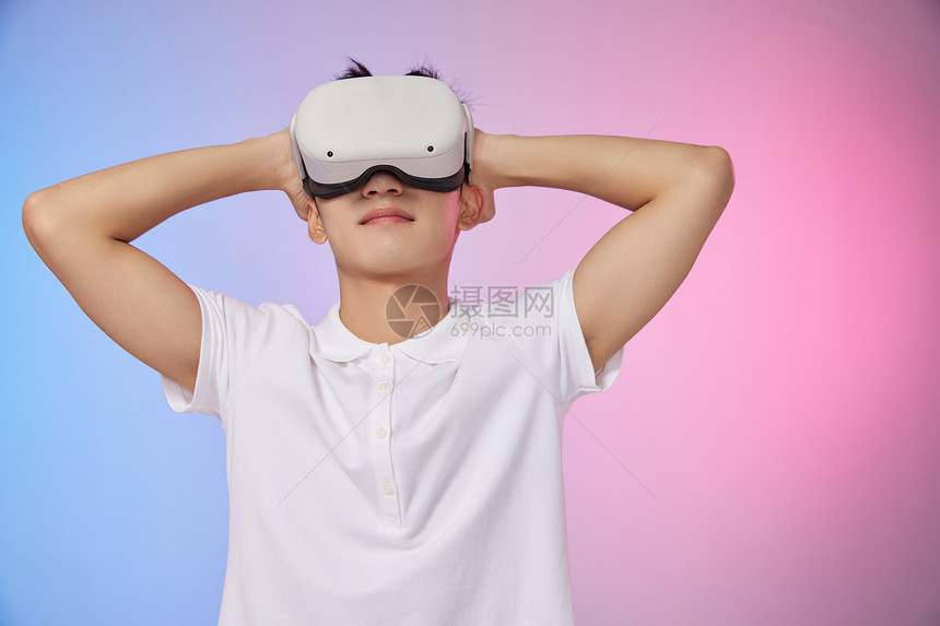 年轻男性体验vr虚拟现实技术图片