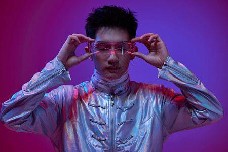 色彩创意科技男性手扶眼镜图片