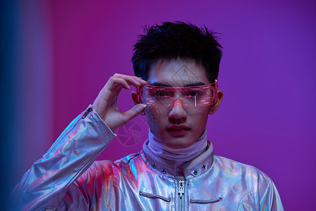 紫色赛博朋克戴着眼镜的时尚科技男性背景