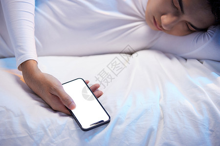 手机智能家居年轻男性拿着手机睡着背景