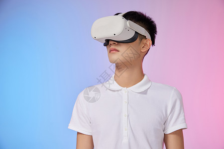 年轻男性VR眼镜科技图片