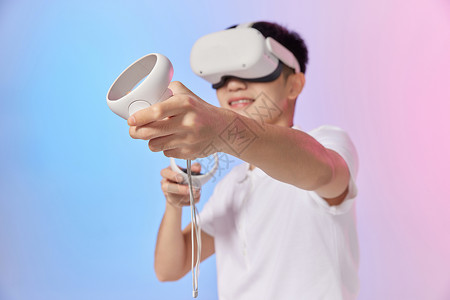 年轻男性使用VR眼镜体验游戏图片