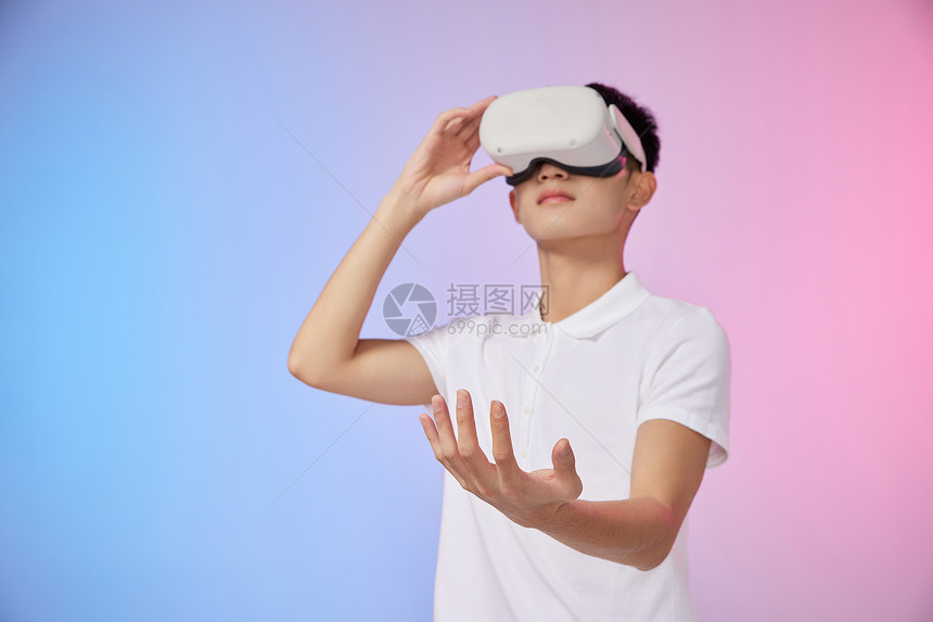 年轻男性体验VR眼镜科技图片