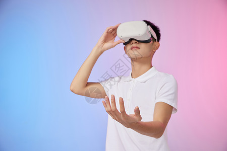 年轻男性体验VR眼镜科技图片