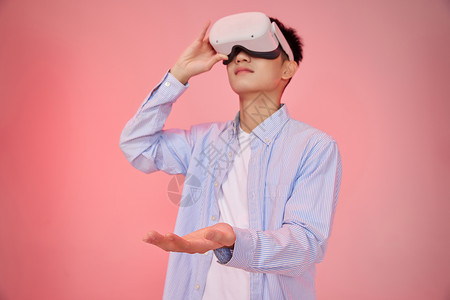 年轻男性体验VR眼镜科技图片