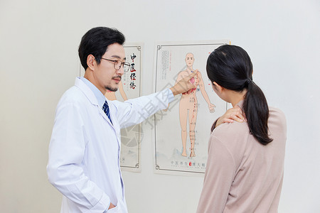 中医理疗海报男中医为患者指出身体穴位问题背景
