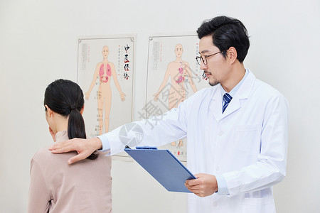 男中医给患者检查肩颈穴位图片