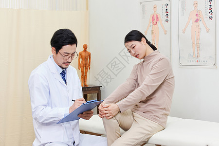 男中医为女患者检查膝盖关节问题图片
