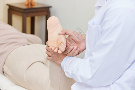 医学检验科技师男中医为患者按摩脚部穴位背景