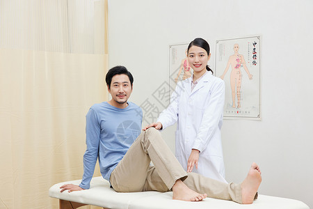 女医生帮助患者康复膝关节图片