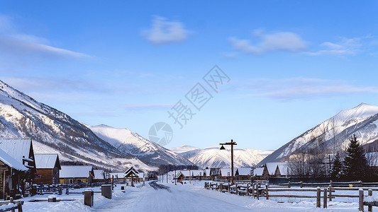新疆喀纳斯小镇山脉雪景图片