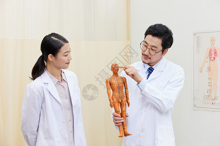 男中医给女医生指出人体穴位问题背景图片