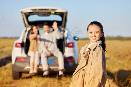 在前面站在车子前面的小女孩形象背景