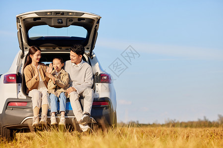 坐在车上看风景的一家人高清图片