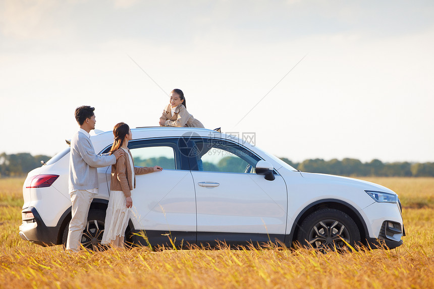驾车郊游的一家人图片