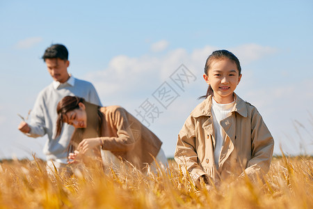 麦兜我和我妈妈在田野里郊游的一家三口形象背景